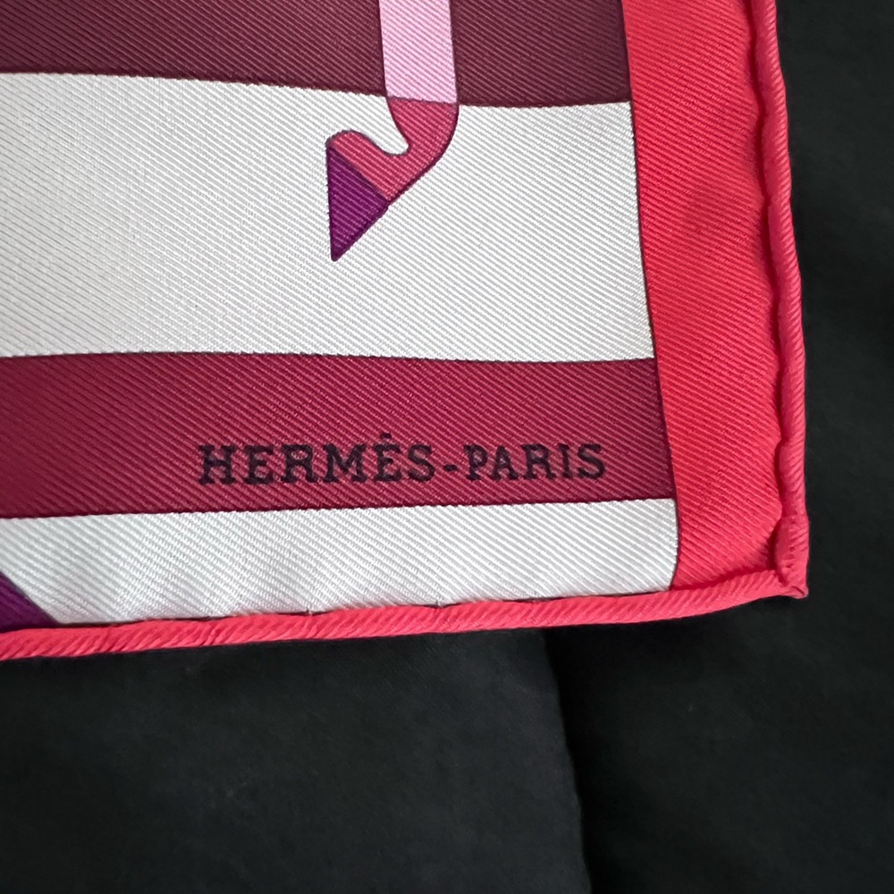 Hermès Paris silk scarf (approx. 16” x 16”). - Picture 2 of 13